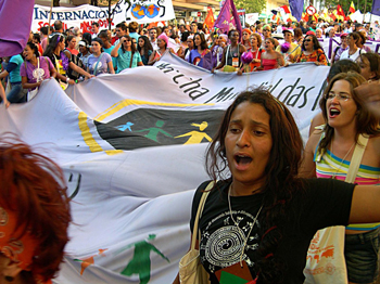 mujeres protestando